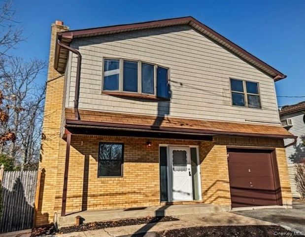 8 Deans Lane, Bayville, NY 11709