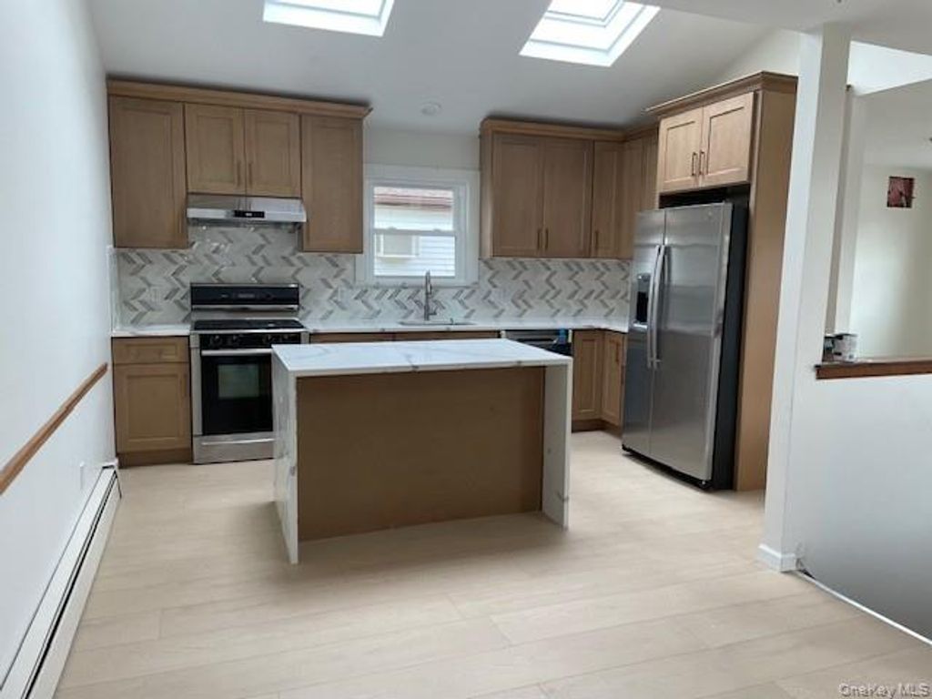 8 Deans Lane, Bayville, NY 11709