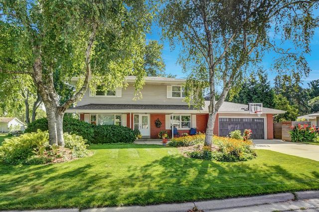 1205 Blue Dahlia ROAD, Oconomowoc, WI 53066
