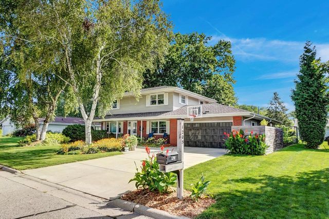 1205 Blue Dahlia ROAD, Oconomowoc, WI 53066