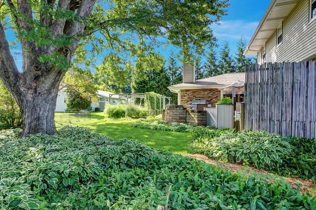 1205 Blue Dahlia ROAD, Oconomowoc, WI 53066