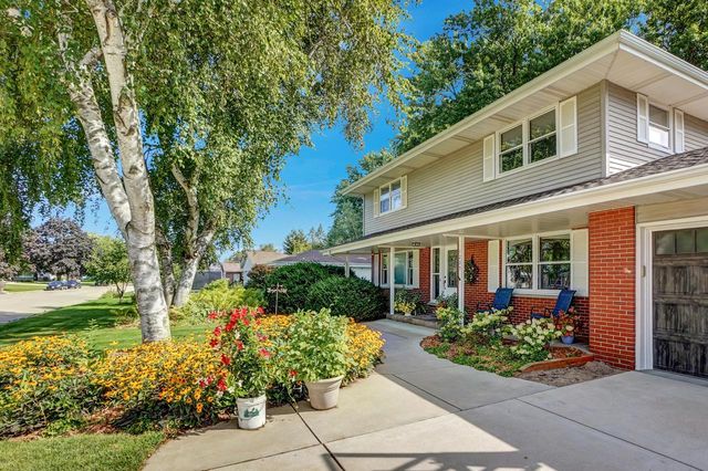 1205 Blue Dahlia ROAD, Oconomowoc, WI 53066