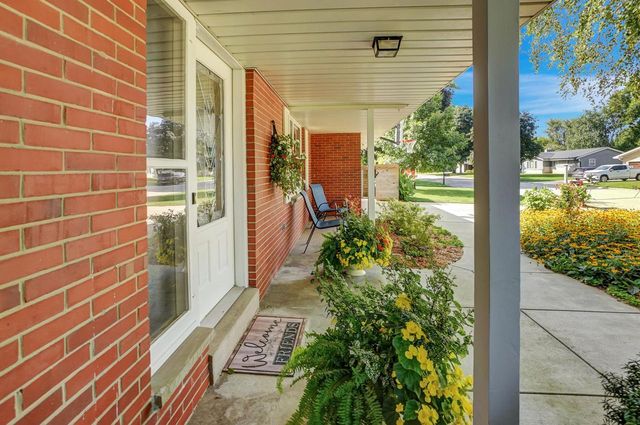 1205 Blue Dahlia ROAD, Oconomowoc, WI 53066