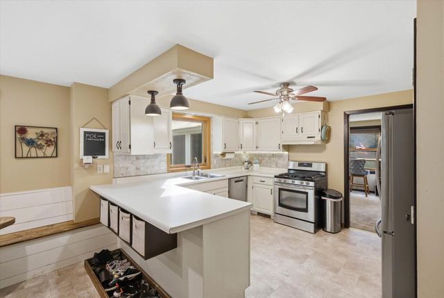 W1479 Meadow View COURT, Oostburg, WI 53070