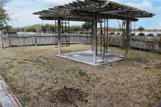 740 Santa Clara Dr, Kingsville, TX 78363