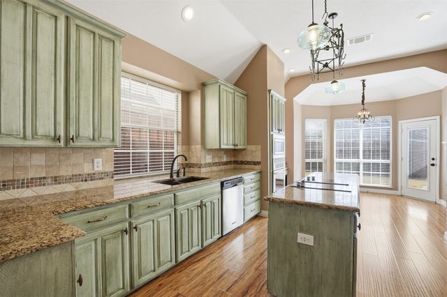 2221 Templeton Drive, Arlington, TX 76006