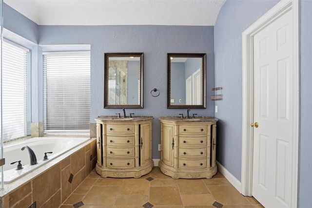 2221 Templeton Drive, Arlington, TX 76006