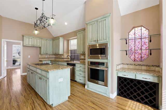 2221 Templeton Drive, Arlington, TX 76006