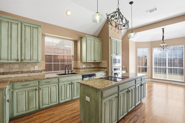 2221 Templeton Drive, Arlington, TX 76006