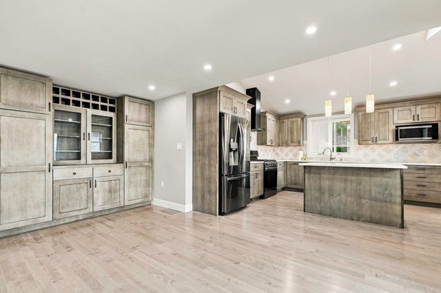 47 Rosedale Rd, Watertown, MA 02472