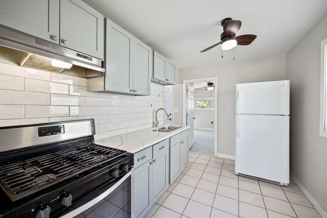 916 5th Avenue, Aurora, IL 60505