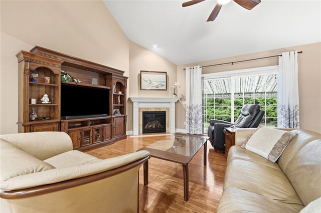 303 Torrey Pine Dr, Adams Twp, PA 16046