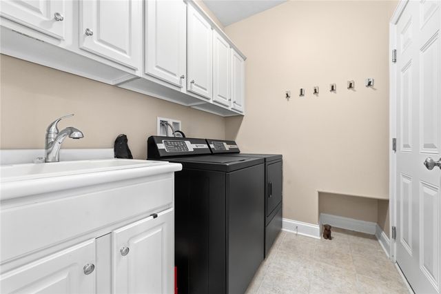 303 Torrey Pine Dr, Adams Twp, PA 16046