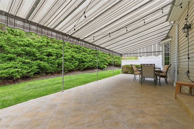 303 Torrey Pine Dr, Adams Twp, PA 16046