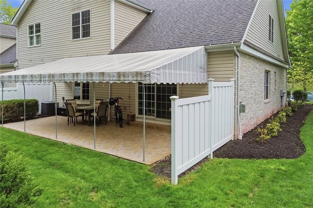 303 Torrey Pine Dr, Adams Twp, PA 16046
