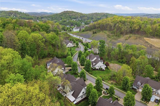 303 Torrey Pine Dr, Adams Twp, PA 16046
