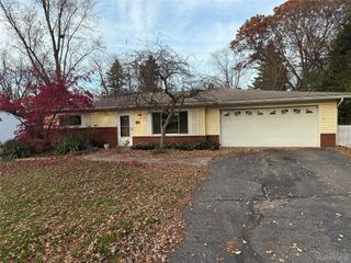 2448 Winkleman Drive, Waterford Charter Township, MI 48329