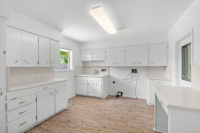202 Manor Dr, Kerrville, TX 78028
