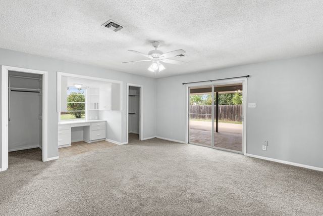 202 Manor Dr, Kerrville, TX 78028