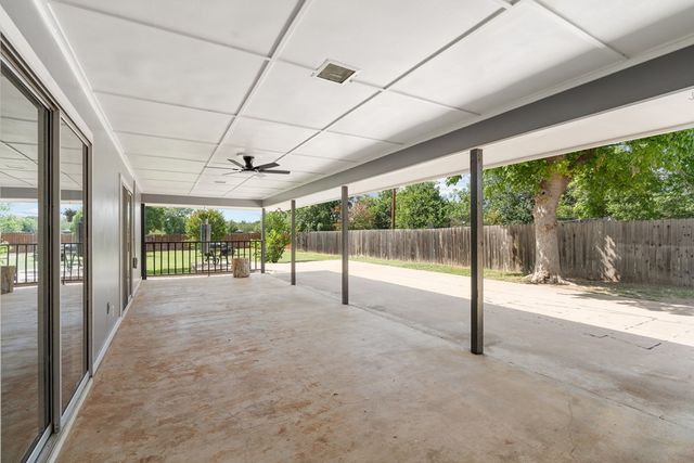 202 Manor Dr, Kerrville, TX 78028