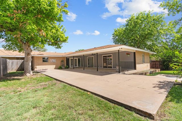 202 Manor Dr, Kerrville, TX 78028