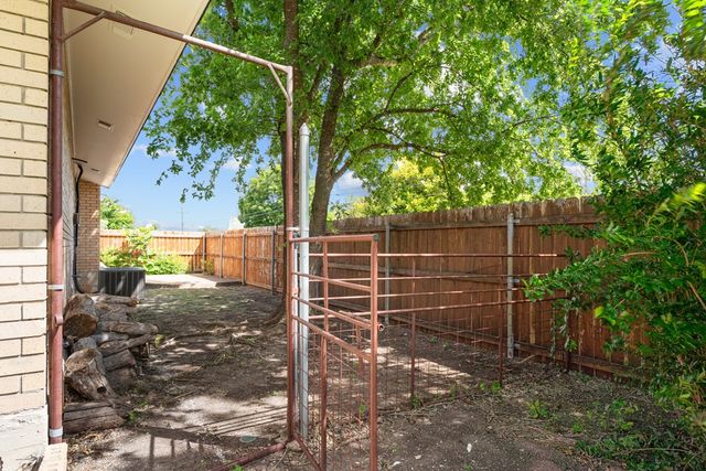 202 Manor Dr, Kerrville, TX 78028