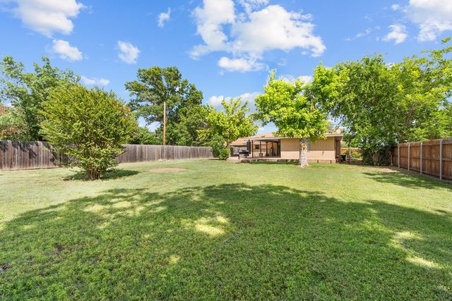 202 Manor Dr, Kerrville, TX 78028