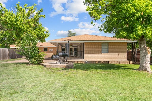 202 Manor Dr, Kerrville, TX 78028