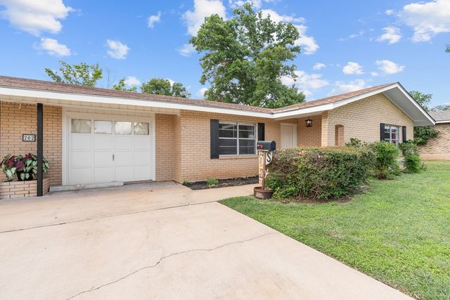 202 Manor Dr, Kerrville, TX 78028