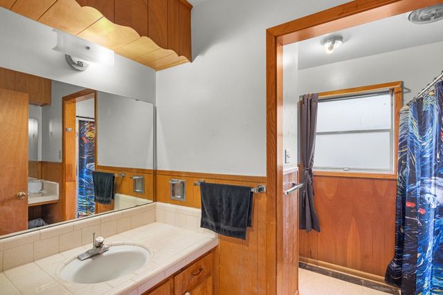 202 Manor Dr, Kerrville, TX 78028