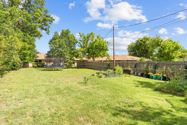 202 Manor Dr, Kerrville, TX 78028