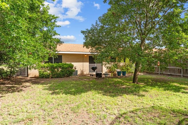 202 Manor Dr, Kerrville, TX 78028