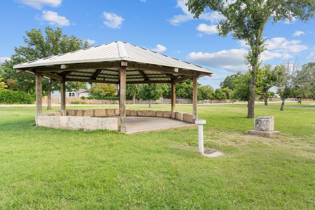 202 Manor Dr, Kerrville, TX 78028