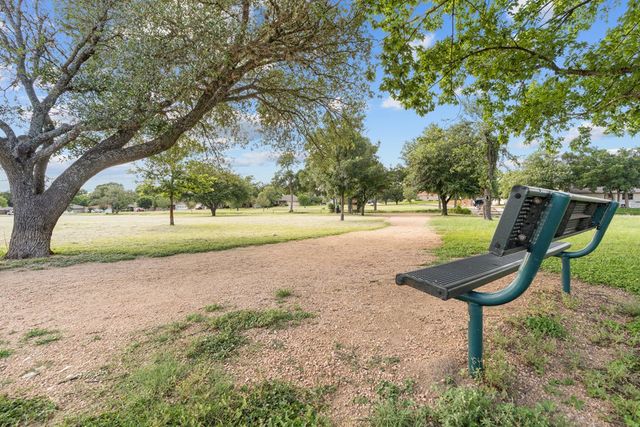 202 Manor Dr, Kerrville, TX 78028