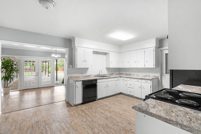 202 Manor Dr, Kerrville, TX 78028