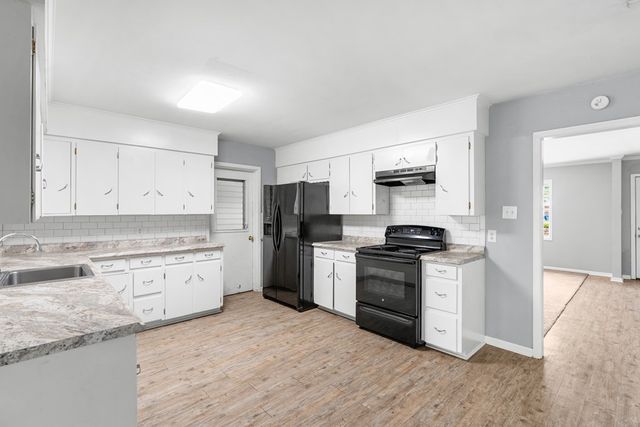 202 Manor Dr, Kerrville, TX 78028