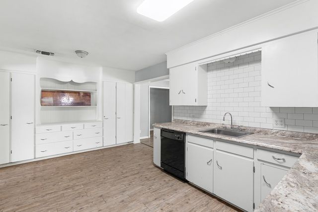 202 Manor Dr, Kerrville, TX 78028
