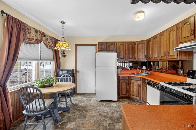 8311 Greenview Dr, Rome, NY 13440