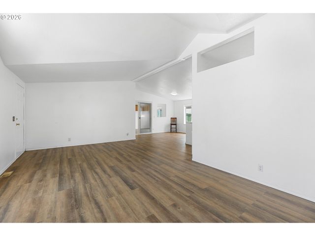 3228 Ne LOMBARD St, Portland, OR 97211
