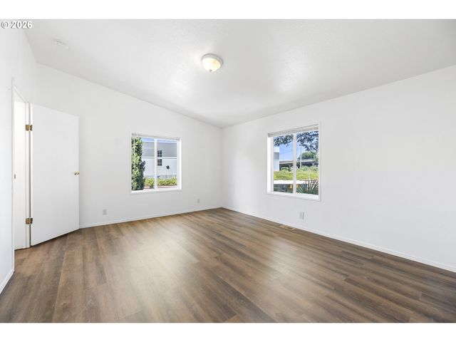 3228 Ne LOMBARD St, Portland, OR 97211