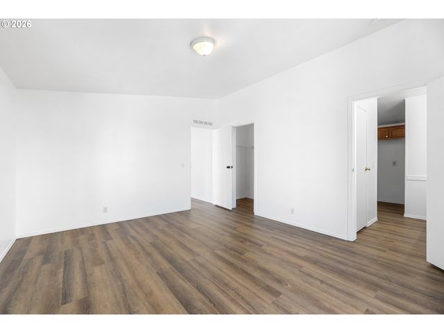 3228 Ne LOMBARD St, Portland, OR 97211