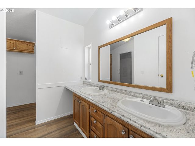 3228 Ne LOMBARD St, Portland, OR 97211