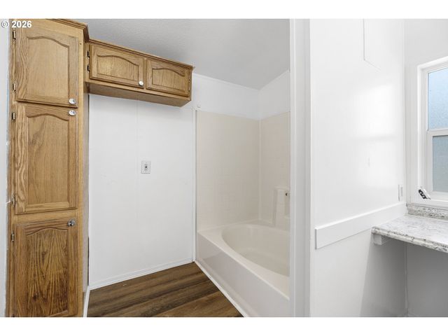 3228 Ne LOMBARD St, Portland, OR 97211