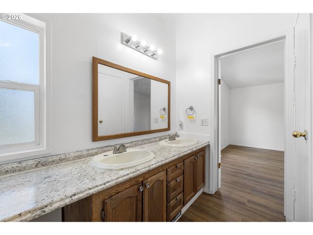 3228 Ne LOMBARD St, Portland, OR 97211