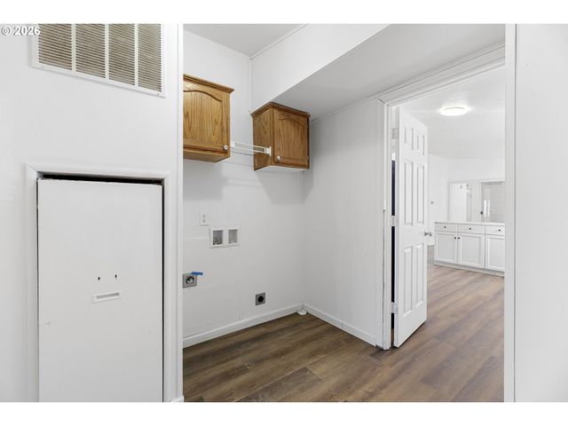 3228 Ne LOMBARD St, Portland, OR 97211