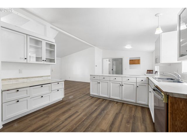3228 Ne LOMBARD St, Portland, OR 97211