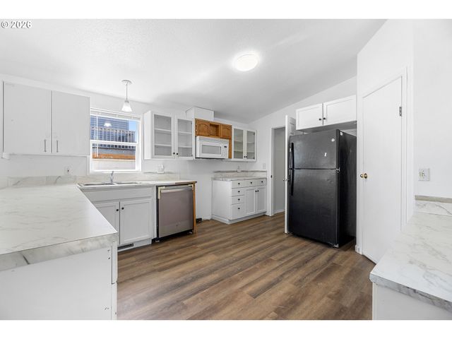 3228 Ne LOMBARD St, Portland, OR 97211