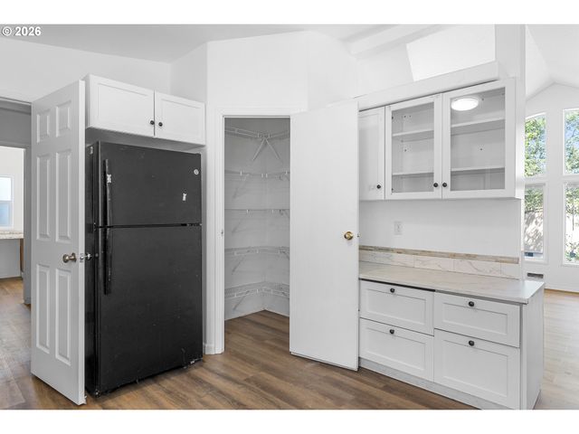 3228 Ne LOMBARD St, Portland, OR 97211