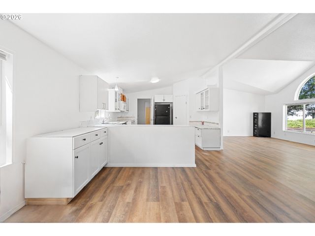 3228 Ne LOMBARD St, Portland, OR 97211