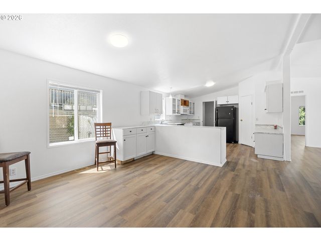 3228 Ne LOMBARD St, Portland, OR 97211
